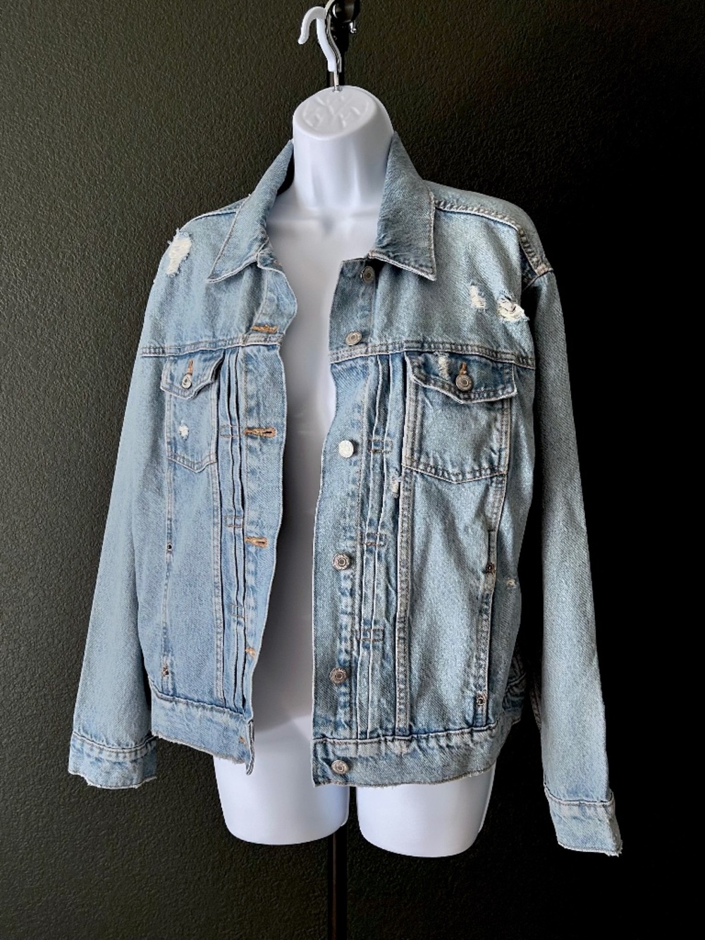Distressed trucker denim jacket medium blue wash (L)